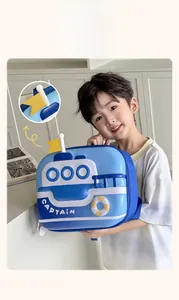 Détail d'un sac à dos 3D bleu en forme de bateau pour enfant avec logo Captain