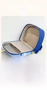 Vue détaillée du sac ouvert montrant la poche en filet et les compartiments internes