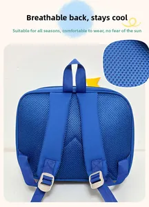 Vue détaillée du panneau arrière en maille respirante 3D sur un sac à dos bleu enfant