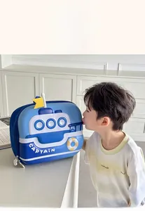 Détail du sac à dos rigide en EVA avec navire 3D porté par un enfant