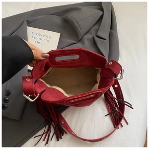 Innenansicht einer burgunderroten Wildledertasche mit Fransen und viel Stauraum