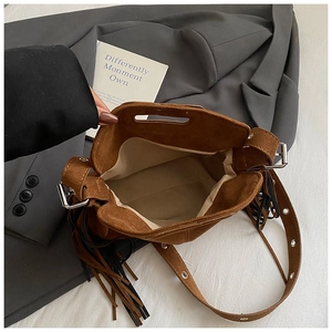 Braune Wildleder-Fransentasche im Boho-Stil mit großem Innenraum und verstellbarem Riemen