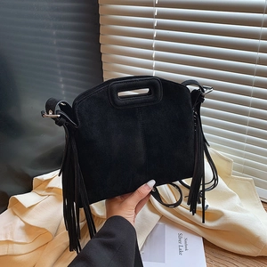 Retro-Schultertasche aus schwarzem Wildleder mit Fransen und rechteckigem Ausschnitt-Griff