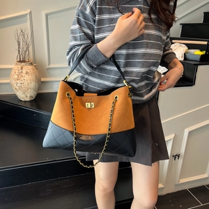 Quilted tote bag in brown and black leather with chain strap and metallic clasp