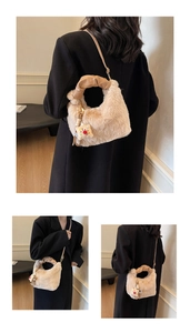 Detailansicht der flauschigen Kunstfell-Beuteltasche mit Raffgriff und süßem Anhänger-Accessoire