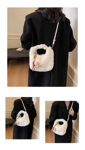 Detail der weißen Plüsch-Beuteltasche mit Ledergriff, verstellbarem Riemen und Anhänger