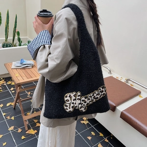 Bolso tote de felpa negro chic con bordado Morse de leopardo para moda de invierno