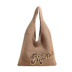 Bolso tote de punto marrón con bordado de leopardo Mama y textura entrelazada