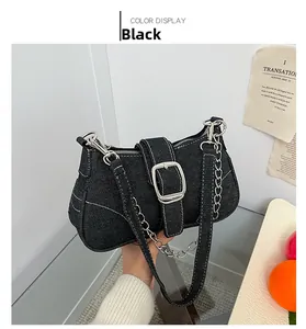 Dettaglio della borsa a spalla in denim nero con fibbia argento e doppia catena