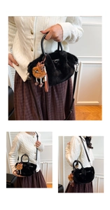 Detail van zwarte faux fur handtas met rond handvat en luipaardprint pluche hanger