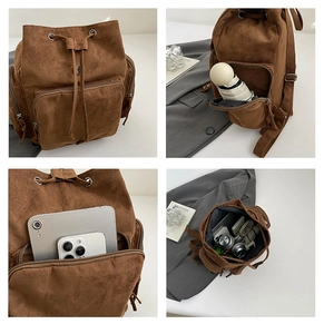 Detailansicht des braunen Wildlederrucksacks mit vielen Taschen und großem Fassungsvermögen