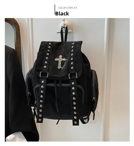 Schwarzer Punk-Rucksack mit gothischen Silbernieten und barockem Kreuzanhänger-Detail