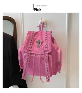 Rosa Wildlederrucksack mit Silbernieten, Kreuzanhänger und Reißverschlusstaschen