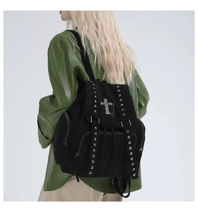 Schwarzer Gothic-Rucksack mit Nieten und Kreuzanhänger in der Rückenansicht am Model