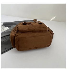 Detailansicht des braunen Niet-Rucksacks mit Seitentaschen und feiner Wildleder-Optik