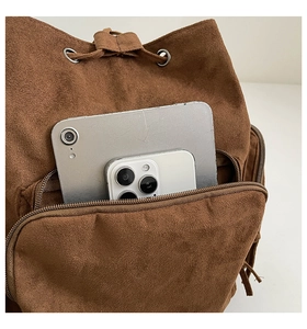 Detail der braunen Wildlederrucksack-Fronttasche mit Stauraum für Tablet und Smartphone