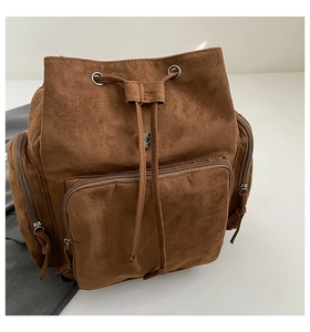 Detailansicht des braunen Wildleder-Rucksacks mit Kordelzugverschluss und Nietendetails