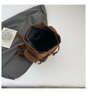 Draufsicht auf das Innenfutter des braunen Vintage-Rucksacks mit Kordelzug und Fächern
