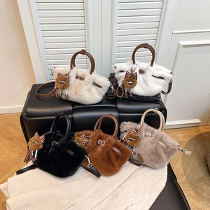 Faux fur handtassenset in vijf kleuren met lederen handvatten en leuke bedels