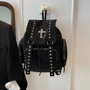 Gothic-Punk-Rucksack in Schwarz mit silbernem Kreuzanhänger und Nietenverzierung für Damen