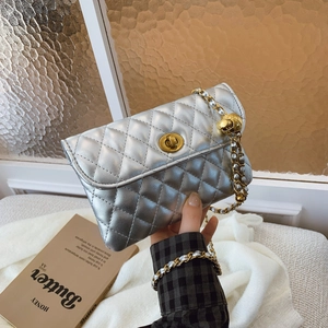 Schicke silberne Stepptasche mit goldener Kette und Vintage-Metallverschluss für Damen