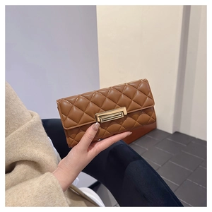 Vista detallada de cartera larga de cuero acolchado marrón con elegante hebilla dorada