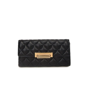 Cartera larga clásica acolchada en negro con un elegante cierre de metal dorado