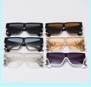 Lunettes de soleil oversize avec détails de flammes argentées en plusieurs coloris
