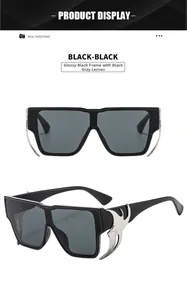 Détail de lunettes de soleil noires surdimensionnées avec décorations de flammes en argent