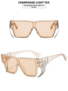 Détail des lunettes de soleil carrées champagne avec verres thé et décor en métal