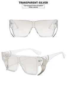 Détail de lunettes de soleil visière oversize avec monture transparente et flamme argent