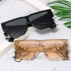 Lunettes de soleil bouclier oversize modernes avec monture carrée et détails de flammes