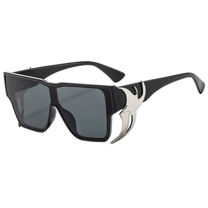 Lunettes de soleil carrées noires Y2K avec détails métalliques en forme de flamme