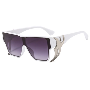 Lunettes de soleil blanches oversize avec verres dégradés violets et détails ailés