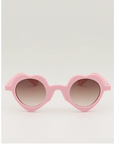 Vue frontale détaillée des lunettes de soleil coeur roses pour enfants à verres dégradés
