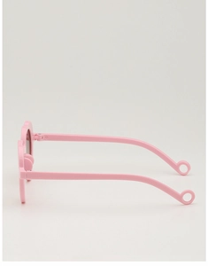 Détail lunettes de soleil coeur rose enfant avec branche courbée et embout perforé