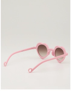 Détail de lunettes de soleil roses en forme de cœur pour enfants avec verres dégradés