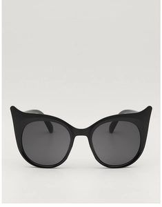 Détail de lunettes de soleil œil de chat noires pour filles avec protection UV et verres