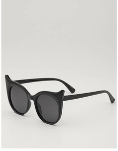 Détail de lunettes de soleil œil de chat pour enfants noires avec montures à pointes et verres gris