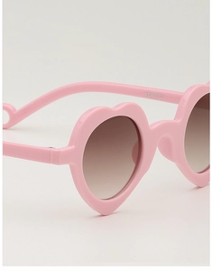 Gros plan détaillé des lunettes de soleil roses en forme de cœur avec le numéro KD61072