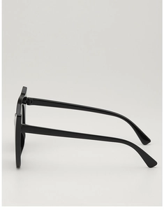 Vue latérale de lunettes de soleil rondes noires pour enfants avec branches incurvées