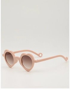 Détail de lunettes de soleil coeur pour enfants avec monture rose et verres bruns