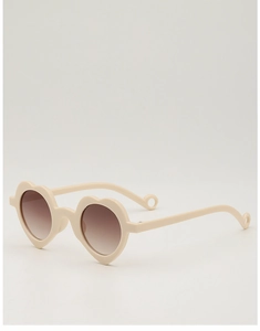 Détail des lunettes de soleil coeur pour enfants avec verres dégradés et attaches