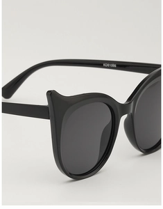 Détail des lunettes de soleil rondes noires pour enfants avec modèle KD61066 sur la branche