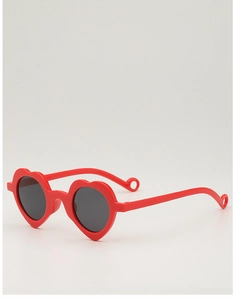 Vue détaillée de lunettes de soleil coeur rouges pour enfants avec verres gris foncé