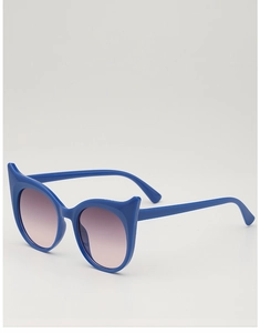 Détail de lunettes de soleil œil de chat avec monture bleue et verres dégradés violets