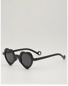 Détail de lunettes de soleil cœur pour enfants avec trou pour cordon sur la branche