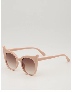 Détail de lunettes de soleil œil de chat pour enfants roses avec verres dégradés bruns