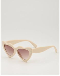 Detailansicht der herzförmigen Sonnenbrille mit cremefarbenem Rahmen und Verlaufsgläsern
