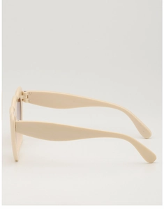 Nahaufnahme der cremefarbenen Sonnenbrille mit Wellenrand und breiten Bügeln